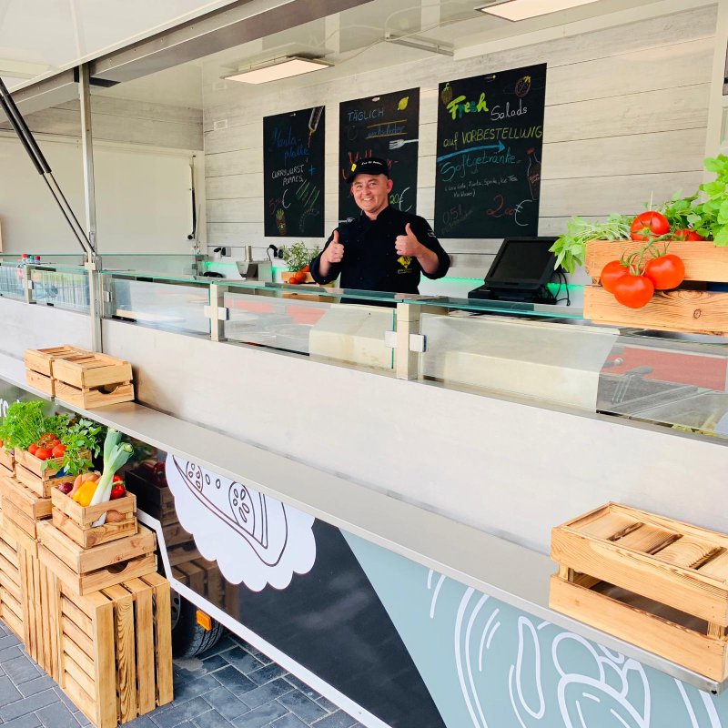 Die Buchung unseres Foodtrailers ist immer eine Überlegung wert – die neusten Trends aus der Streetfood-Küche werden Sie und Ihre Gäste begeistern! Auch unser Lavasteingrill ist eine reine Augenweide! Auszug des Fuhrparks von ABH OHG – mit Foodtrailer!